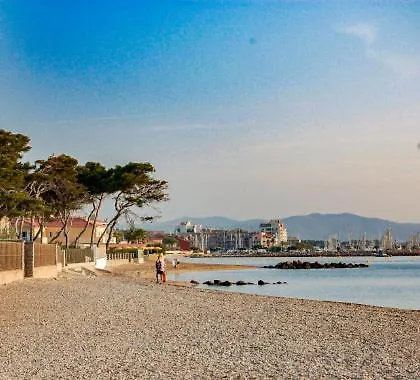 Appartement Cocooning Sur Le Port Proche De La Mer Hyères 0*,  France